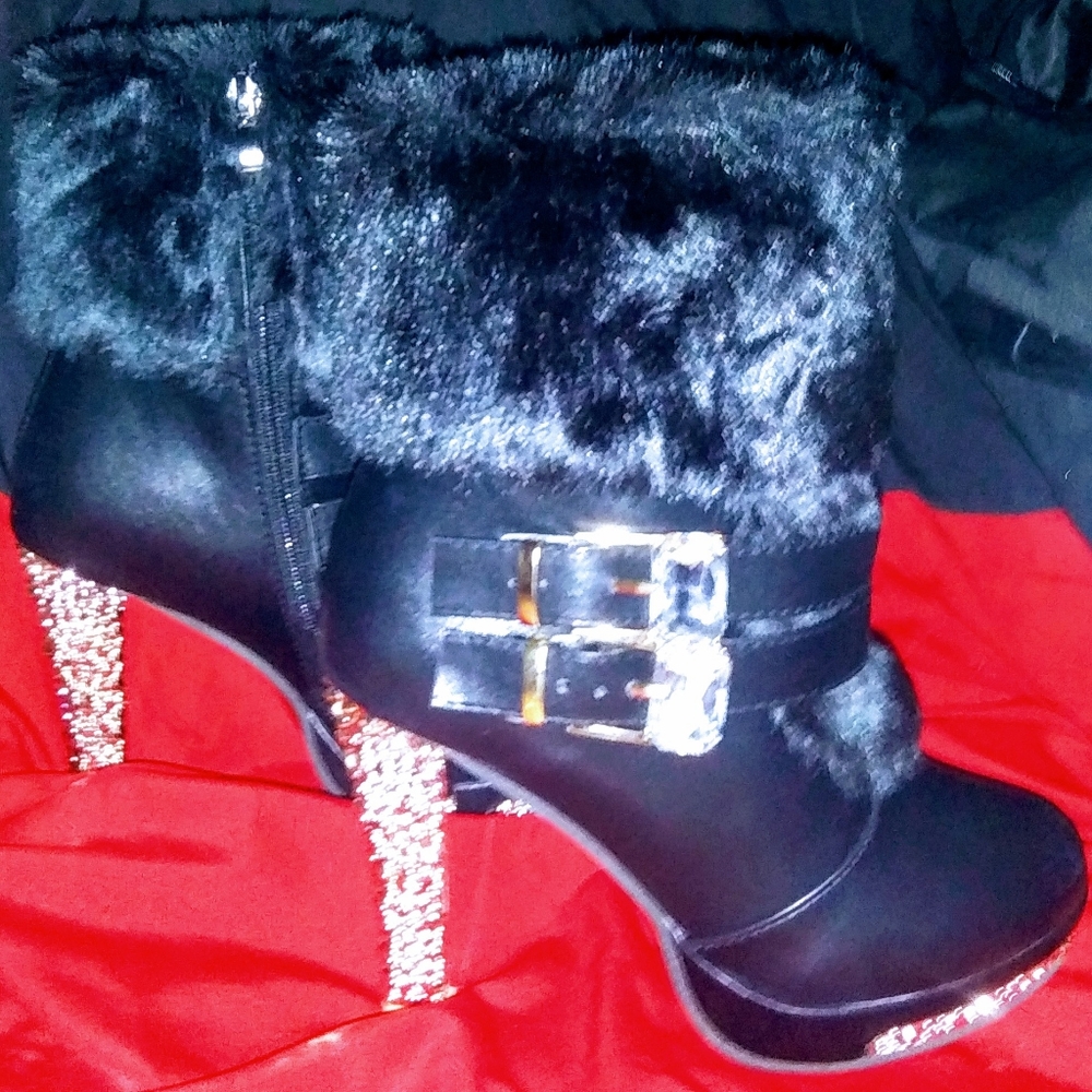 Vera Cuoio
240 Studded Heels Size 7. Sexy time